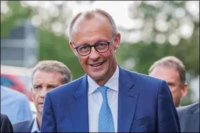 Quel est le positionnement du Chancelier de lAllemagne, Friedrich Merz, sur léchiquier politique ?