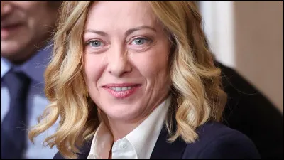 Quel est le positionnement de la Première ministre de lItalie, Giorgia Meloni, sur léchiquier ?