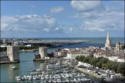 Où se situe le port, sur la photo ci-dessus ?