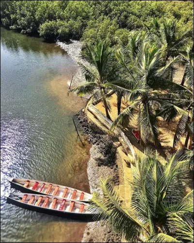 Quel pays de langue anglaise est entièrement enclavé dans le Sénégal ?