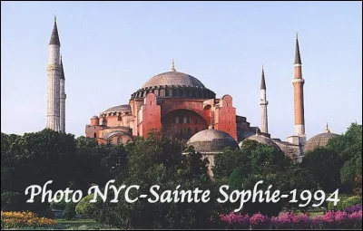 Dans quel État est situé la mosquée Saint-Sophie datant du IVe siècle ?