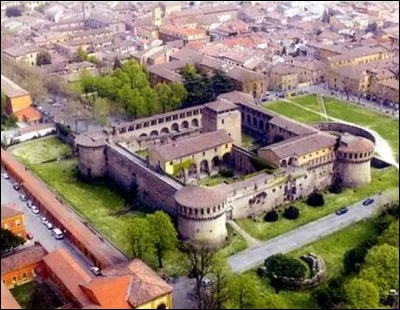 Quelle est cette ville de 70 000 habitants, située en Emilie-Romagne, connue pour son circuit automobile ?