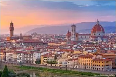 Quelle est cette ville de 370 000 habitants, capitale de la Toscane, célèbre pour ses monuments et peintures de la renaissance ?