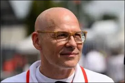 Marchant sur les pas de son père, ce pilote est l'unique représentant de son pays dans le cercle très fermé des champions du monde de Formule 1. Qui est-il ?