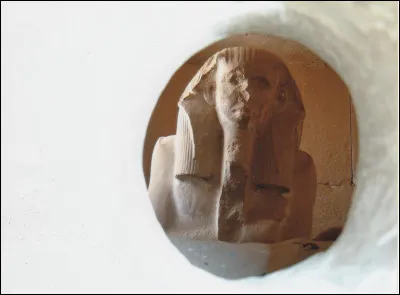 Qui est le pharaon connu pour être le premier à avoir été enterré dans une pyramide ?