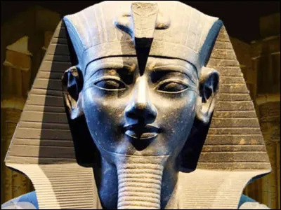 Quel pharaon régna aux côtés de Tiyi ?