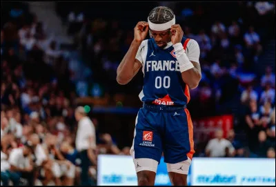 Meneur de 27 ans, Sylvain Francisco sera un pilier de cette équipe de France lors de l'EuroBasket. Depuis 2024, il évolue dans un pays où le basket est roi :