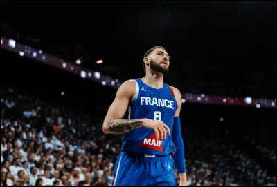 Chouchou du public lors des Jeux olympiques de Paris, qui est cet arrière de 28 ans qui évolue en équipe de France depuis 2020 ?