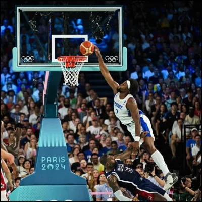 Souhaitons bonne chance à l'équipe de France pour cet EuroBasket 2025 en terminant par l'action de l'année 2024 réalisée aux Jeux olympiques par Guerschon Yabusele. Sur quelle star planetaire a-t-il dunké en finale ?