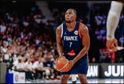 Comment se nomme le capitaine de l'équipe de France pour cette compétition ?