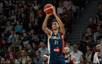 Après Victor Wembanyama en 2023, un autre jeune talent français a été sélectionné en première position de la draft NBA 2024 par les Atlanta Hawks. De quel joueur sagit-il ?