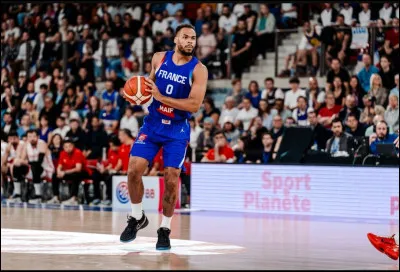 Sélectionné en équipe de France depuis 2017, Élie Okobo fait figure de joueur expérimenté dans ce groupe. Pour quel club français, finaliste de lEuroleague 2025, évolue-t-il actuellement ?
