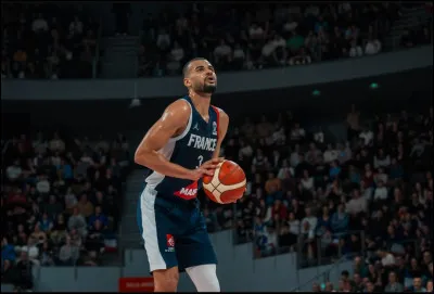 Qui est cet ailier de 30 ans qui évolue pour l'équipe espagnole de Saski Baskonia ?