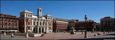 Cette ville de 300 000 habitants, située sur le plateau castillan, était la capitale des rois de Castille avant Madrid :