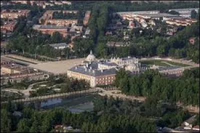 Quelle est cette ville de 60 000 habitants, située au sud de Madrid dans la vallée du Tage, connue pour son palais royal et ses jardins ?