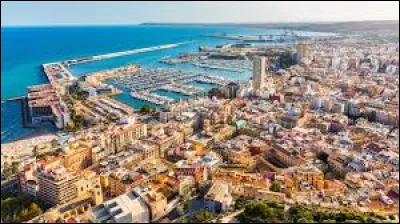 Quelle est cette ville de 350 000 habitants située sur la côte sud-est du pays ?