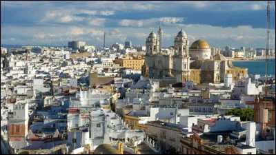 Quelle est cette ville de 110 000 habitants, située en Andalousie sur la côte atlantique, à la longue histoire maritime ?