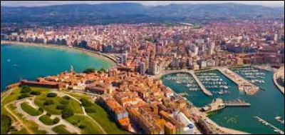 Quelle est cette ville de 260 000 habitants, située sur la côte nord du pays, principale ville des Asturies ?