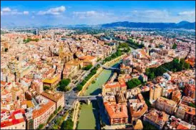 Quelle est cette ville de 460 000 habitants, située dans le sud-est du pays au centre d'une plaine fertile produisant fruits et légumes ?