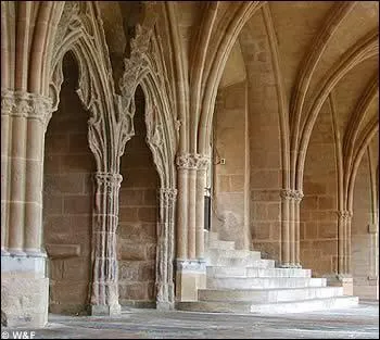 Dans quelle ville du pays basque se trouve le 'Clotre Sainte marie' ?