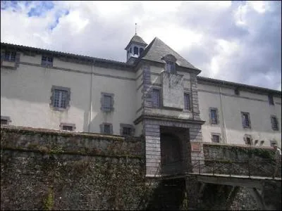 Dans quelle ville du pays basque se trouve cette citadelle ?