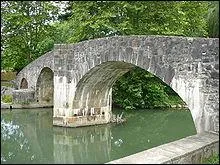 Dans quelle ville du pays basque se trouve ce pont romain ?
