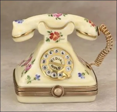 Rendez-vous avec Tintin chez le capitaine Haddock au château de Moulinsart. Nestor, son employé est exaspéré par une erreur de numéro. Qu'entend-il quand il décroche le téléphone ?