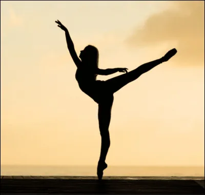 À l'âge de quatre ans, elle intègre l'école de danse de Monique Mufraggi !