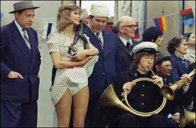 Dans "Les Fous du stade" comment Les Charlots font-ils pour tricher face à l'athlète ?