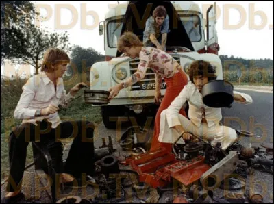 Dans "Les Charlots font l'Espagne", quel métier font Les Charlots à un moment donné ?