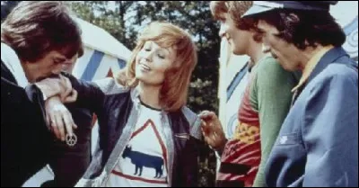 Dans "Les Bidasses en folie" que font Les Charlots pour créer un groupe de musique en plus d'acheter des instruments ?