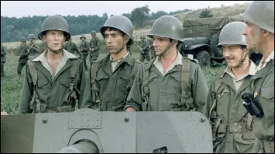 Dans "Les Bidasses s'en vont en guerre" où atterrit la grenade que lance Jean-Guy avant d'atterrir dans la voiture du colonel ?