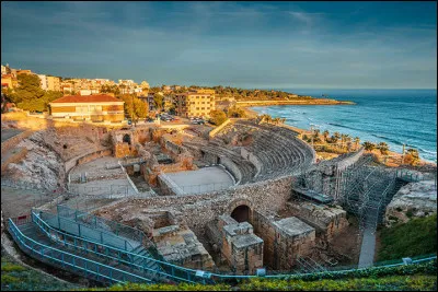 Quelle est cette ville de 130 000 habitants, située en Catalogne sur la côte méditerranéenne ?