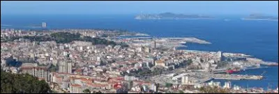 Cette ville de 290 000 habitants, la plus peuplée de Galice, est un important port de pêche sur l'Atlantique :