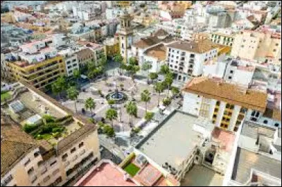 Cette ville de 120 000 habitants, située à l'extrémité sud de l'Espagne, est un important port de marchandises et de voyageurs en bordure du détroit de Gibraltar :