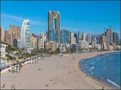 Quelle est cette ville de 70 000 habitants, grande station touristique située sur la Costa Blanca ?