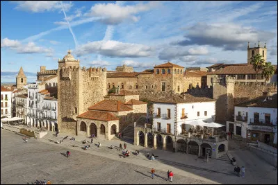 Quelle est cette ville de 90 000 habitants, située en Estrémadure, dont la vieille ville est inscrite au patrimoine mondial par l'Unesco ?