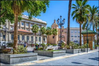 Quelle est cette ville de 140 000 habitants, située sur la côte atlantique au sud-ouest du pays ?