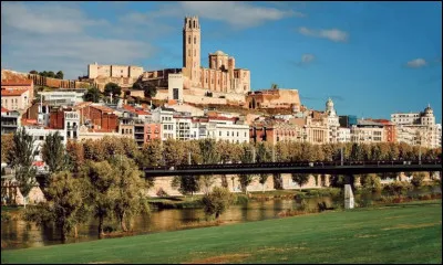 Quelle est cette ville de 140 000 habitants, située dans l'intérieur de la Catalogne, à la limite de l'Aragon ?
