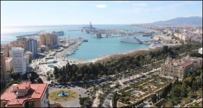 Quelle est cette ville de 590 000 habitants, située en Andalousie, sur la Costa del Sol ?