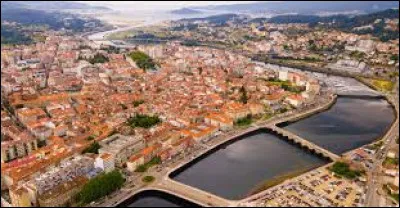 Cette ville de 80 000 habitants, située en Galice, est la capitale de la région touristique des Rías Bajas :