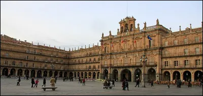 Quelle est cette ville de 140 000 habitants, située en Castille, connue pour son université fondée au XIIIe siècle et pour son patrimoine architectural ?