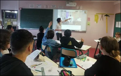 Monsieur Loyal enseigne une discipline qui fait le lien entre le civisme et la morale, c'est...