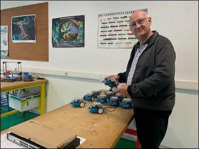 Monsieur Courant prépare son cours avec des petits robots. Il enseigne...