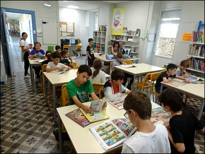 Madame Durand tient le CDI, c'est une professeure...