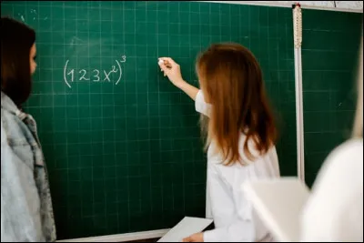 Madame Thalès donne des cours de...