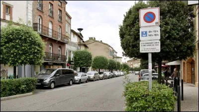 En France, quelle est la couleur de la zone d'un stationnement gratuit limité à 1h30 ?