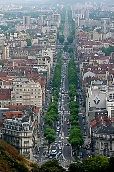 C'est une commune française dont le nom commence par la lettre "G" et qui possède la plus longue avenue rectiligne de France. Je vous laisse la trouver...
