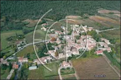 Nous survolons actuellement le village de Carnas. Nous sommes dans l'arrondissement du Vigan, dans le département ...