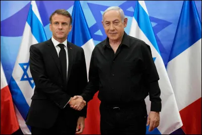 Quelle personnalité politique française a une certaine liaison, relation, proximité avec Israël et est notamment, un ami proche de Benyamin Netanyahou ?